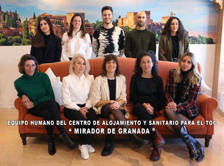 FOTO GRUPO CON EL SOFA 1 Foto Grupo Con El Sofa 1